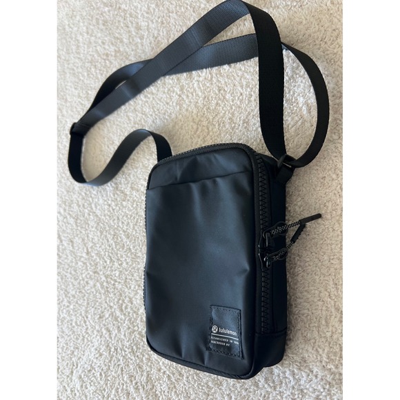 Lululemon Easy Access Crossbody Bag Black 1.5L Messenger Bag - Picture 3 of 10